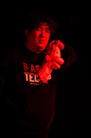 てっくんを握りつぶす岡崎体育。