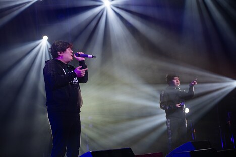 岡崎体育のステージにふらりと現れる東ブクロ（右）。