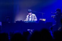 スクラッチを披露するDJ 松永（Creepy Nuts）。