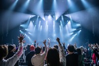 岡崎体育とジャンケンするオーディエンス。