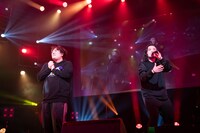 岡崎体育（左）とR-指定（右）。