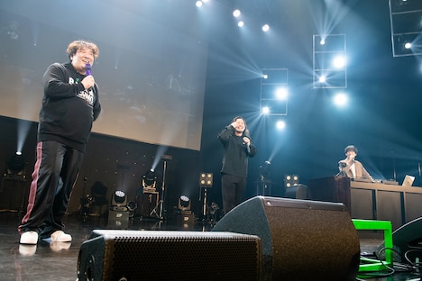 大きな会場での共演を喜ぶ岡崎体育とCreepy Nuts。