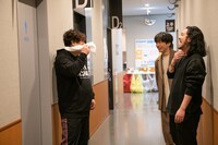 終演後に談笑する岡崎体育とCreepy Nuts。