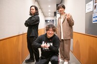 終演後に記念撮影する岡崎体育とCreepy Nuts。