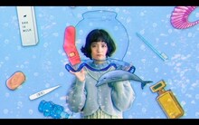 SHE IS SUMMER「HOLY HOUSE」MVのワンシーン。