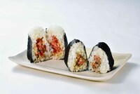 左から「鮭といくらの親子おにぎり」「鮭ペペロンチーノおにぎり」ビジュアル