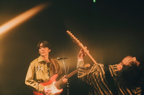 左から加藤成順（G）、玉置周啓（Vo, G）。（撮影：マスダレンゾ）