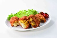 左から「ぎっしり！北海道産とうきびコロッケ〜ホワイトソース仕立て〜」「北海道産インカのめざめ・和牛コロッケ」ビジュアル。