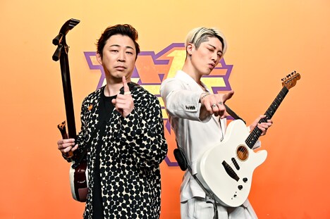 上妻宏光（左）とMIYAVI（右）。(c)TBS