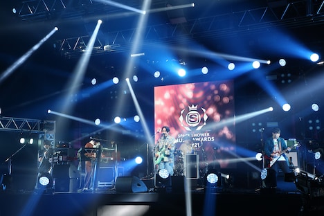 マカロニえんぴつのライブの様子。