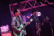 マカロニえんぴつのライブの様子。