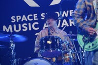 マカロニえんぴつのライブの様子。