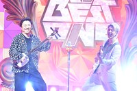 スペシャルパフォーマンスを披露する上妻宏光（左）とMIYAVI（右）。(c)TBS