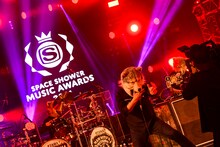 MAN WITH A MISSIONのライブの様子。