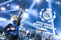 MAN WITH A MISSIONのライブの様子。