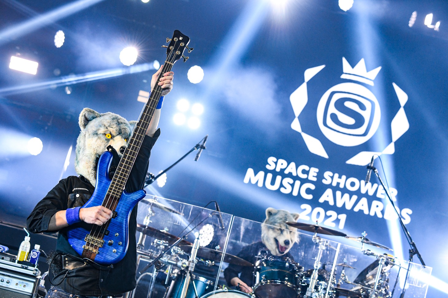 MAN WITH A MISSIONのライブの様子。