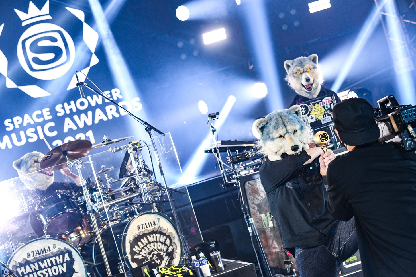 MAN WITH A MISSIONのライブの様子。