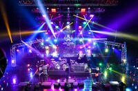 MAN WITH A MISSIONのライブの様子。