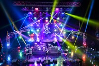 MAN WITH A MISSIONのライブの様子。