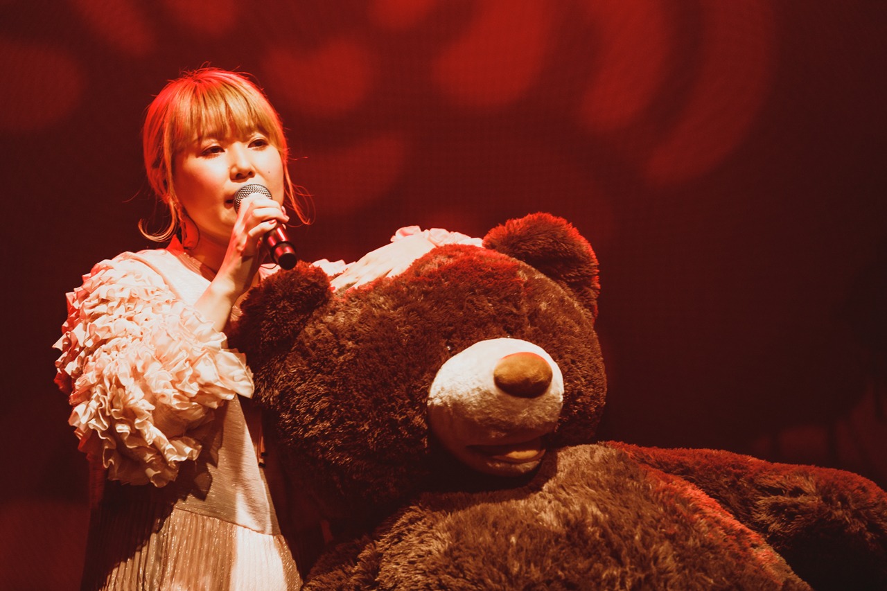 大きなクマに寄り添いながら「melt bitter」を歌うさとうもか。（Photo by nishinaga "saicho" isao）