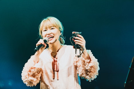 スマートフォンでインスタライブを配信しながら「Glints」を歌うさとうもか。(Photo by nishinaga "saicho" isao)