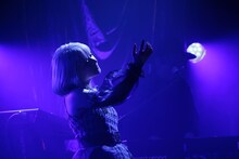 GARNiDELiAワンマンライブ「stellacage 2021」よりMARiA（Vo）。