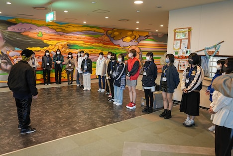 「WACK合同オーディション2021」会場に到着した渡辺淳之介と候補生。