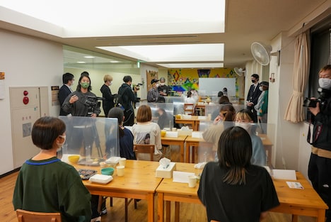 「WACK合同オーディション2021」1日目の夕食の様子。