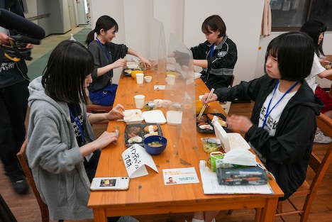 「WACK合同オーディション2021」1日目の夕食の様子。