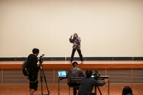 「WACK合同オーディション2021」1日目・歌唱審査の様子。