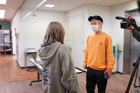 「WACK合同オーディション2021」2日目終了後に渡辺淳之介に話しかけるYUiNA EMPiRE（WAgg）。