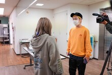 「WACK合同オーディション2021」2日目終了後に渡辺淳之介に話しかけるYUiNA EMPiRE（WAgg）。