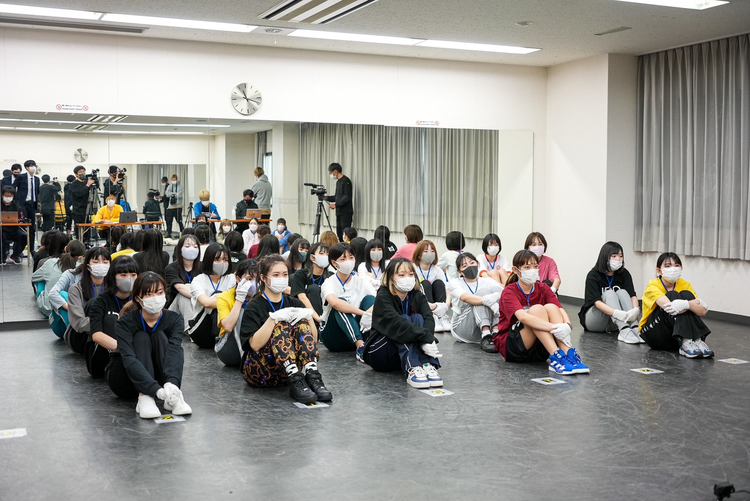「WACK合同オーディション2021」2日目昼の課題曲発表の様子。