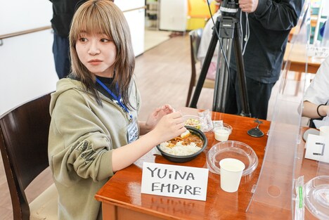 デスソース入りカレーだとまだ気付いていないYUiNA EMPiRE（WAgg）。