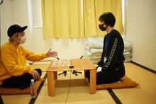 個人面談中の渡辺淳之介、月ノウサギ（WAgg）。