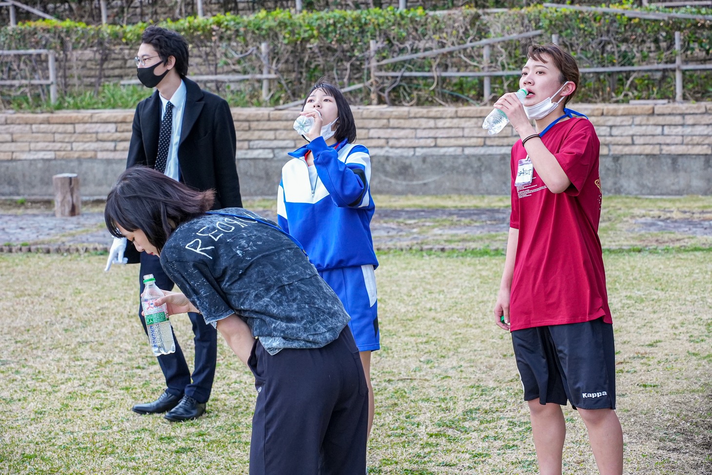 ソーダ水に苦しむウンコグミカンパニー、バアユ、アクム・ミタカナ。