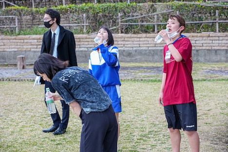 ソーダ水に苦しむウンコグミカンパニー、バアユ、アクム・ミタカナ。