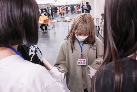 チームおまんまんの候補生の前で涙するYUiNA EMPiRE（WAgg）。