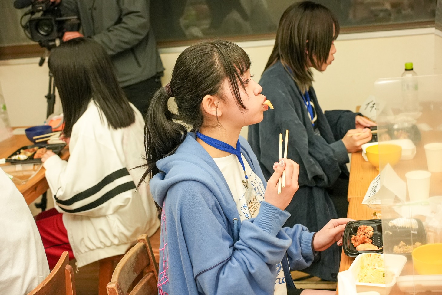 夕食を楽しむア・アンズピア。