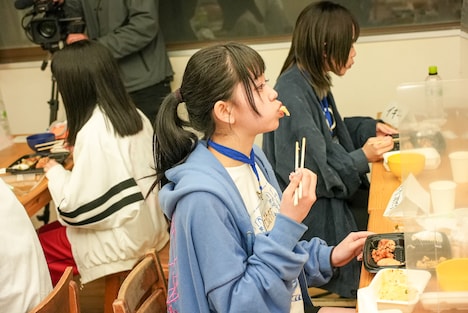 夕食を楽しむア・アンズピア。