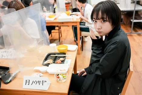 デスソース入りごはんを食べる月ノウサギ。