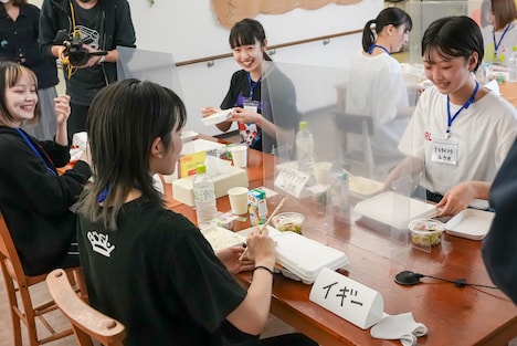 「WACK合同オーディション2021」2日目の朝食の様子。イギーのごはんはデスソース入り。