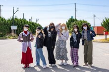 左からリンリン（BiSH）、ココ・パーティン・ココ（GO TO THE BEDS）、YU-Ki EMPiRE（EMPiRE）、テラシマユウカ（PARADISES）、ミユキエンジェル（豆柴の大群）、チャントモンキー（BiS）。