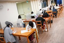 「WACK合同オーディション2021」3日目に行われた学力テストの様子。