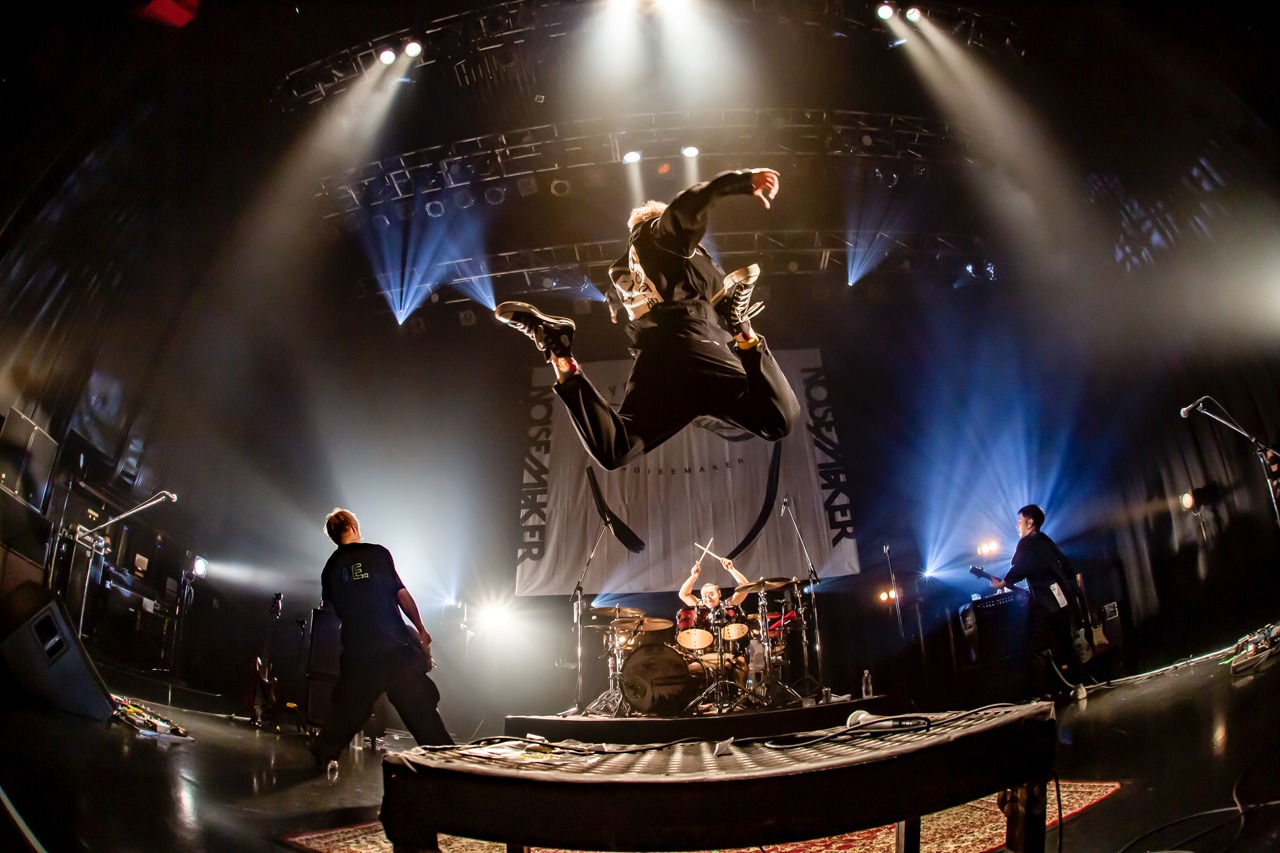NOISEMAKER「H.U.E. TOUR『EYE TO EYE』」東京・USEN STUDIO COAST公演の様子。（Photo by Taka "Tallman"）