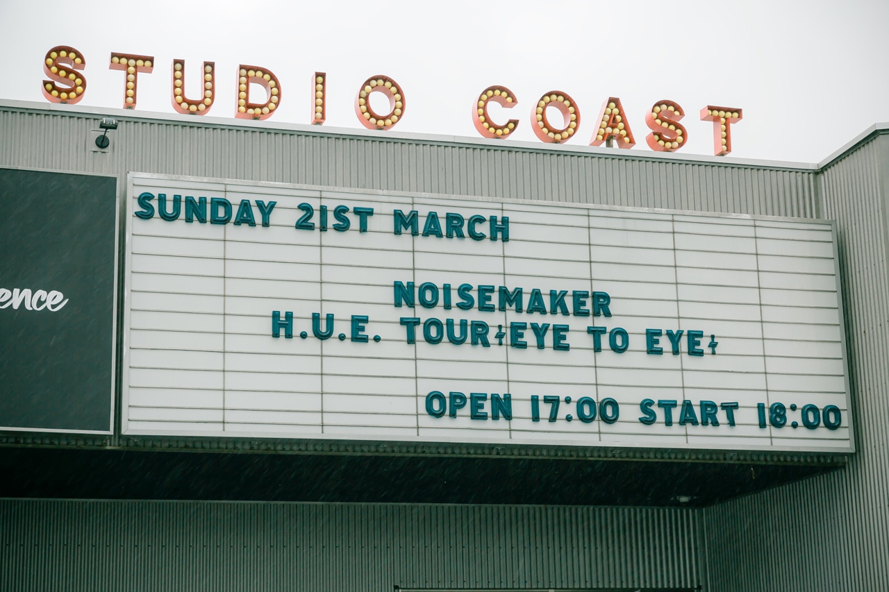 NOISEMAKER「H.U.E. TOUR『EYE TO EYE』」東京・USEN STUDIO COAST公演より、正面入口の看板。（Photo by Taka "Tallman"）