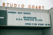 NOISEMAKER「H.U.E. TOUR『EYE TO EYE』」東京・USEN STUDIO COAST公演より、正面入口の看板。(Photo by Taka "Tallman")