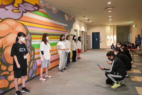 「WACK合同オーディション2021」3日目のスクワット対決の様子。