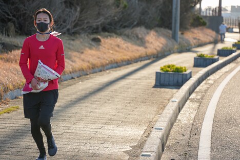 米を抱えて走るハルナスペース。