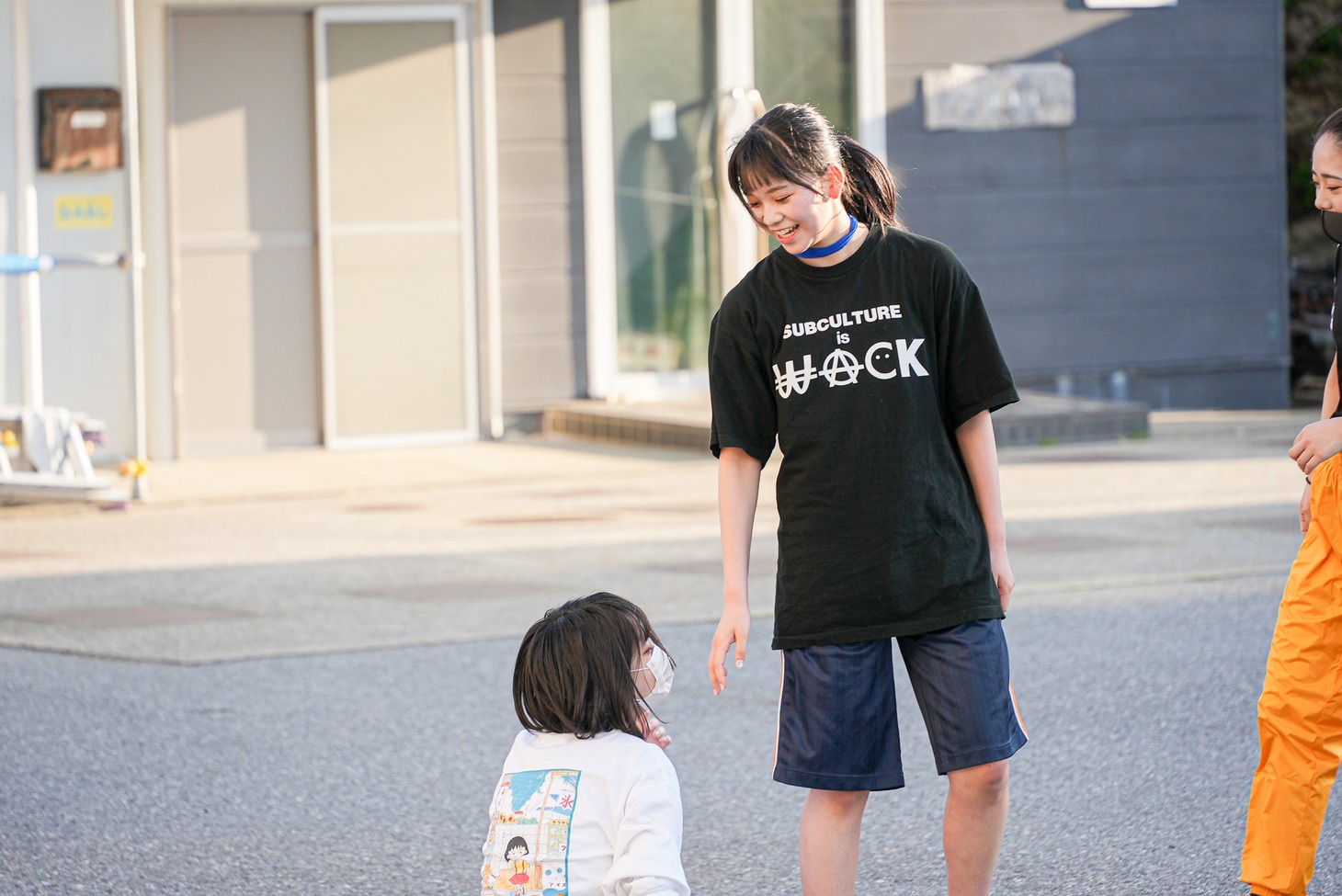アイナスターに手を差し伸べるア・アンズピア。